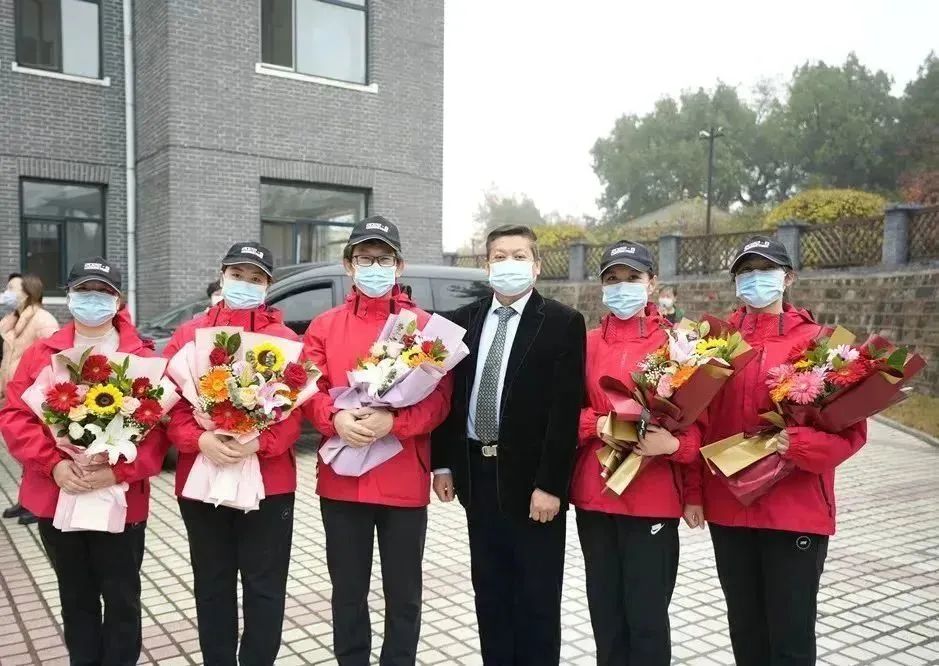 “白衣執甲，遼藏情深”葫蘆島市第二人民醫院舉行戰“疫”英雄凱旋歡迎儀式(圖1)
